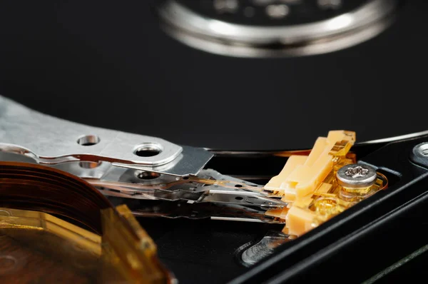 Szétszerelt Laptop Merevlemez Meghajtó Hdd Közelkép Megnyitott Merevlemez Mágneses Fejek — Stock Fotó