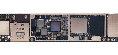 Akıllı telefon tableti bileşenleri, modern cep telefonu tabletinin devre kartı CPU RAM çipleri ve diğer elektronik parçalarla birlikte. Modern taşınabilir elektroniğin minyatür hale getirilmesi