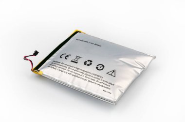 Elektronik cihazın lityum iyon pili, genişledi. Derin odaklanma