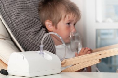 Zatürree ya da evde çocuk öksürüğü için solunum, solunum prosedürü yapmak için modern jet nebulizer ya da atomizör.