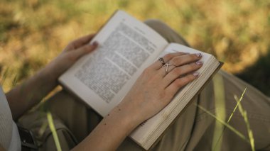 GİRİLMEZ ÇOCUKLARI GENÇ BEYAZ KİŞİ OYUNLARI OKUYOR