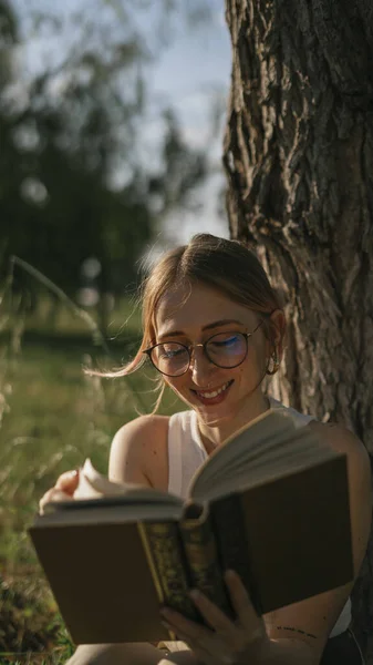 Bianco Biondo Giovani Ridono Mentre Leggono Libro Sedere Nel Parco — Foto Stock