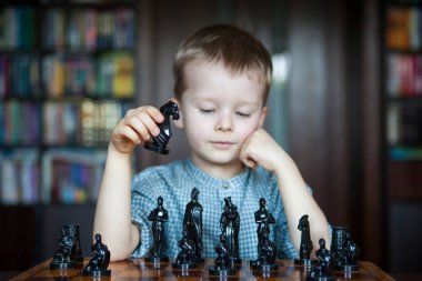 Satranç oynayan küçük çocuk.