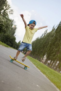 Kaykaydaki küçük çocuk..