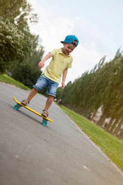 Kaykaydaki küçük çocuk..