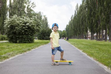 Kaykaydaki küçük çocuk..