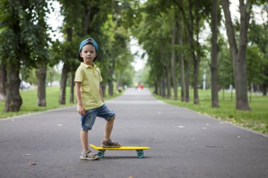 Kaykaydaki küçük çocuk..