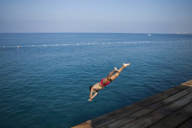 Çocuk iskeleden denize atladı.