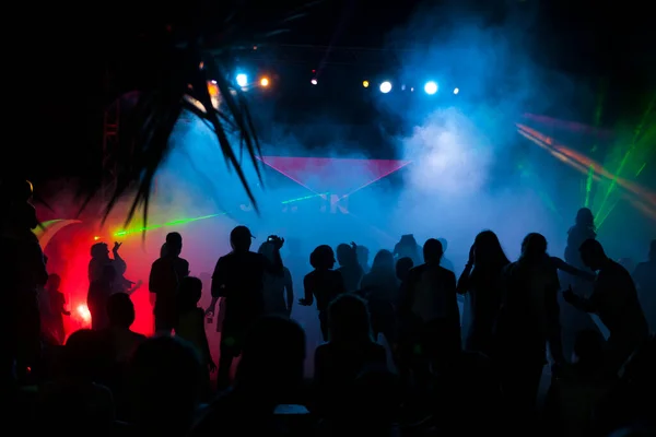 Silhouet Van Dansende Mensen Een Disco — Stockfoto