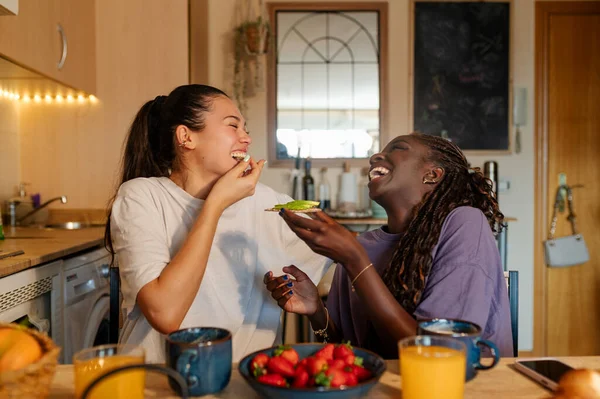 İki kadın mutfaklarında birlikte sağlıklı bir kahvaltı yapıyorlar, kahkahalar atıyorlar ve bir an için iletişim kuruyorlar.