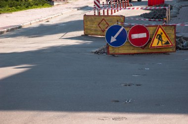 Tadilat sırasında yol kenarındaki kaldırım kenarındaki inşaat alanında. 