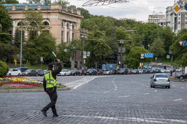 Kiev Ukraina Maj 2020 Trafikvakt Klädd Som Polis Kontrollerar Trafiken — Stockfoto