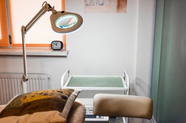 Kozmetoloji odasındaki lamba büyütme cihazı.