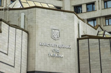 Kyiv / Ukrayna - 21 Temmuz 2020: Ukrayna Anayasa Mahkemesi önünde isim