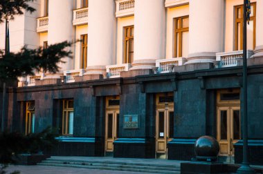 Kyiv / Ukrayna - 17 Temmuz 2020: Günbatımında Ukrayna Cumhurbaşkanı İdaresi binasının manzarası