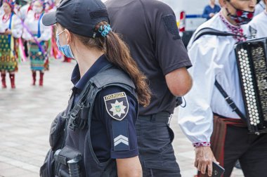 Kyiv / Ukrayna - 17 Temmuz 2020: Ukraynalı Verkhovna Rada yakınlarında kolluk kuvvetleri sırt sırta verdi. Polisler görev başında.