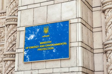 Kyiv / Ukrayna - 17 Temmuz 2020: Ukrayna Enerji ve Çevre Koruma Bakanlığı Kyiv 'deki isim plakası
