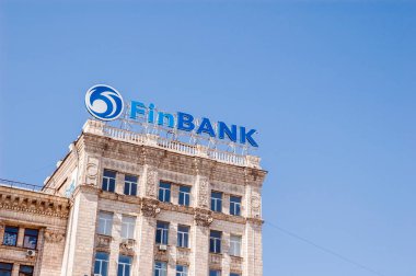 Kyiv / Ukrayna - 17 Temmuz 2020: Kyiv 'deki Sovyet binasının üzerindeki FinBank büyük işaret amblemi logosu