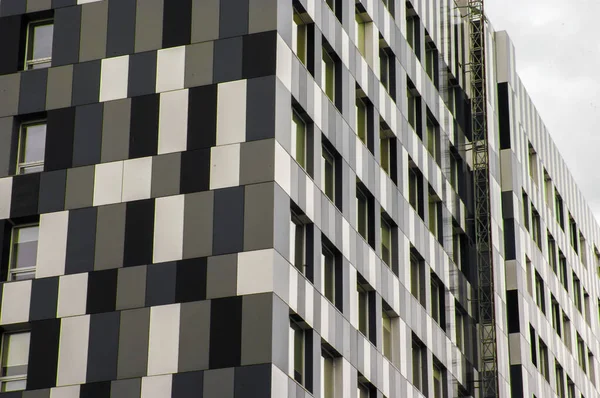 Kontrastlı Yeşil Pencere Detaylarına Sahip Genel Domino Taşı Beyaz Cephe — Stok fotoğraf