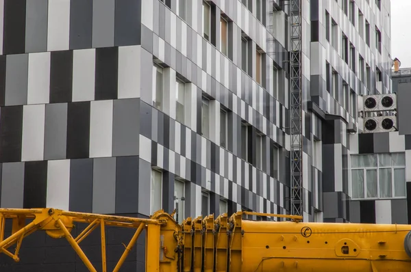 Painéis Dominó Preto Branco Cinza Fachada Edifício — Fotografia de Stock