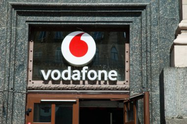 Kyiv / Ukrayna - 21 Temmuz 2020: Vodafone mobil operatörünün adı cam kapıya sabitlendi