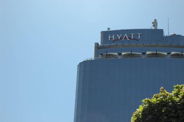 Kyiv / Ukrayna - 21 Temmuz 2020: Kyiv 'deki Hyatt Regency lüks otelinin modern cam cephesi