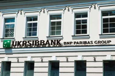 Kyiv / Ukrayna - 21 Temmuz 2020: Beyaz cephe üzerine Ukrayna bankası 