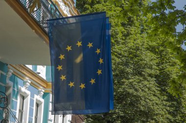 Mavi ve ince Avrupa Birliği bayrakları cephede