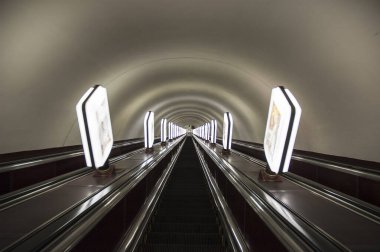 Kyiv metrosunun ünlü Sovyet yürüyen merdivenleri, balyaları ve ışıklı kutuları var.