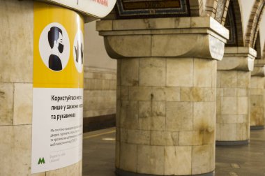 Kyiv / Ukrayna - 25 Mayıs 2020: Kyiv metro platformunda güvenlik ve kendini koruma yönündeki yaygın önerilerle mermer sütuna basılmış poster