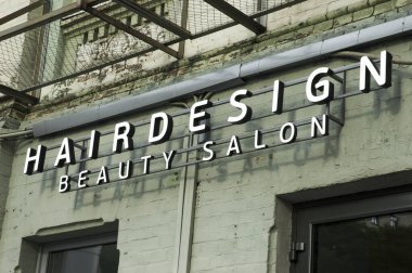 3D reklamlar şeklinde ön cephede genel bir Beuaty Salon tabelası. Güzellik salonu tabelası. Güzellik salonu ön cephe plakası