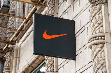 Kyiv / Ukrayna - 31 Temmuz 2020: Orange Nike logosu resmi bir Nike mağazasının duvarına asılmış.