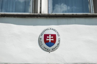 Kyiv / Ukrayna - 31 Temmuz 2020: Slovakya Cumhuriyeti büyükelçiliğinin ana simgesi