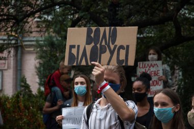 KYIV, UKRAINE - 13 AĞUSTOS 2020: Beyaz Rusya 'nın Kyiv Büyükelçiliği yakınlarındaki protestolara destek amacıyla Beyaz Rusya' da düzenlenen mitingde üzerinde 