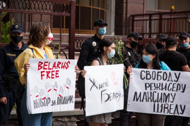 KYIV, UKRAINE - 13 AĞUSTOS 2020: Kyiv 'deki Belarus Büyükelçiliği yakınlarındaki protestolar için düzenlenen mitingde 