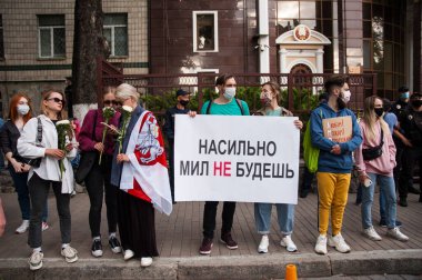 KYIV, UKRAINE - 13 Ağustos 2020: Kyiv 'deki Belarus Büyükelçiliği yakınlarındaki eylemciler, şiddet karşıtı protestolara destek için beyaz çiçekler ve afişlerle