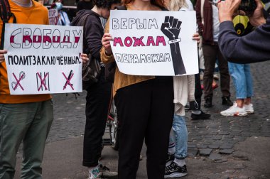 KYIV, UKRAINE - 13 AĞUSTOS 2020: Kyiv 'deki Beyaz Rusya Büyükelçiliği' nin yakınlarındaki protestolarda üzerinde 