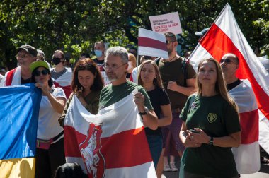 KYIV, UKRAINE - 16 AĞUSTOS 2020: Beyaz Rusya ve Ukrayna bayrakları taşıyan aktivistler, Kyiv Belarus Büyükelçiliği yakınlarındaki protestolara destek olarak Alexander Lukashenko 'nun istifasını talep ediyor