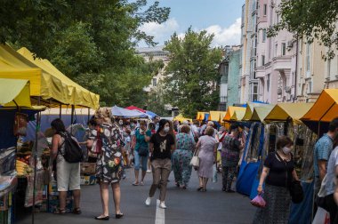 KYIV, UKRAINE - 31 Ağustos 2020: Cumartesi açık bir sokak fuarında koruyucu maskeler takan büyük bir grup insan