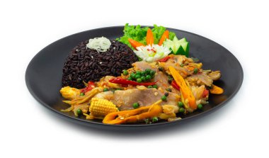 Baharatlı balık, acı biber, otlar, patlıcan ve bebek mısırı. Sağlıklı Pişirilmiş düşük sodyumlu sağlıklı besinler için Riceberry Thai yemeği veya Dietfood.