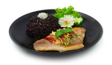Soya soslu buğulanmış balık Riceberry Chines servis edildi. Temiz gıda ve sağlıklı pişirilmiş düşük sodyum besin. Üst tarafta oyulmuş sebzelerle süslenmiş.