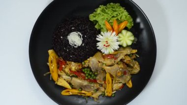 Baharatlı Balık, Chili, Peppers, şifalı otlar, patlıcan ve bebek mısırı Riceberry Tayland yemeği tarzı veya Sağlıklı Pişirilmiş Düşük Sodyum Güzellik Süslemesi Okunmuş sebzelerle süslenmiş