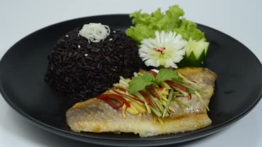  Soya soslu haşlanmış balık, Riceberry Chines servis edildi. Temiz yiyecek, ve sağlıklı pişirilmiş düşük sodyumlu diyet. Okunmuş sebzelerle süslenmiş.