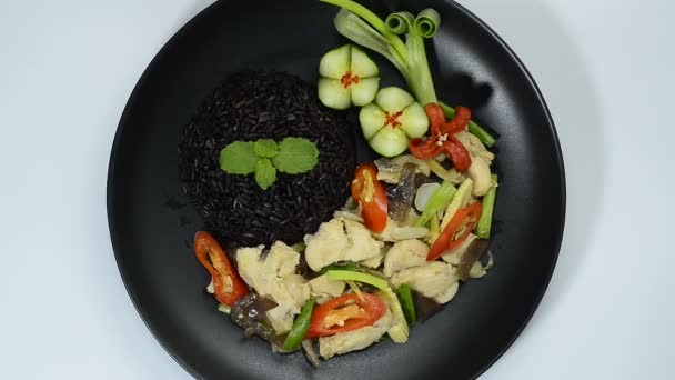 Chicken Stir Fried Ingwer Champignons Chili Und Zwiebeln Serviert Riceberry — Stockvideo