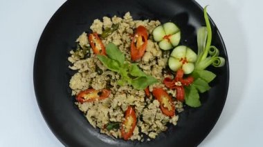 Baharatlı Tavuk Kızartılmış Basil Tayland Sebzeli Tayland Yemeği Baharatlı Temizlik Yemeği ve Sağlıklı Pişmiş Düşük Sodyum Güzellik Yemeği Üst Manzaralı oyulmuş sebzelerle süslenmiş