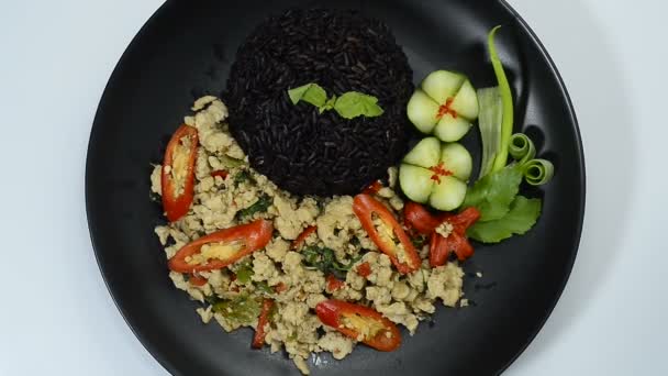 Πικάντικο Κοτόπουλο Ανακατέψτε Τηγανητά Βασιλικό Ταϊλανδέζικο Βότανα Σερβίρεται Riceberry Rice — Αρχείο Βίντεο