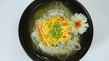 Kore Soğuk Erişte Çorbası Naengmyeon Geleneksel Kore Yemekleri Popüler Yaz Yemeği oyulmuş Pırasa çiçek biçimi üst görünüm