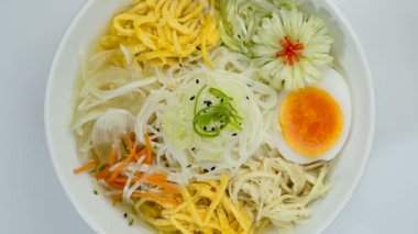  Kore Soğuk Erişte Çorbası Naengmyeon geleneksel Kore Yemeği Popüler Yaz Yemeği oyulmuş Pırasa çiçek biçimli üst görünüm tarzında sebzeler sundu