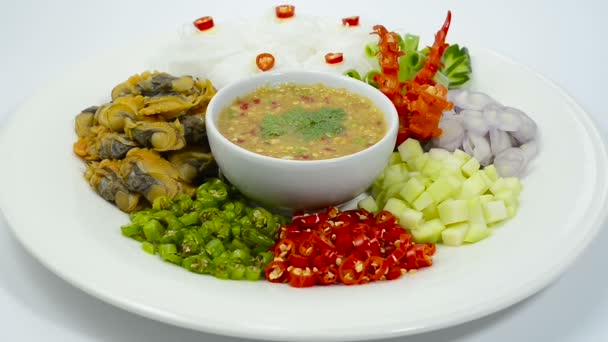 Cockles Thin Noodles Served Peanuts Chili Sauce Vegetable Thai Food — Stok Video