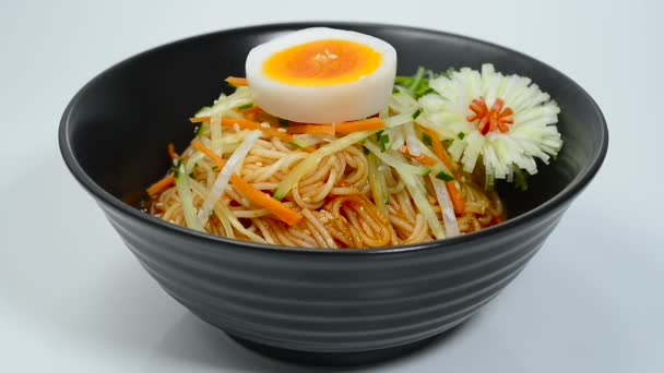Korean Spicy Noodles Bibim Guksu Top Βραστό Αυγό Παραδοσιακό Κορεάτικο — Αρχείο Βίντεο